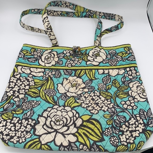 Vera Bradley large shoulder bag/ tote. Great for weekend or beach. - Picture 1 of 7